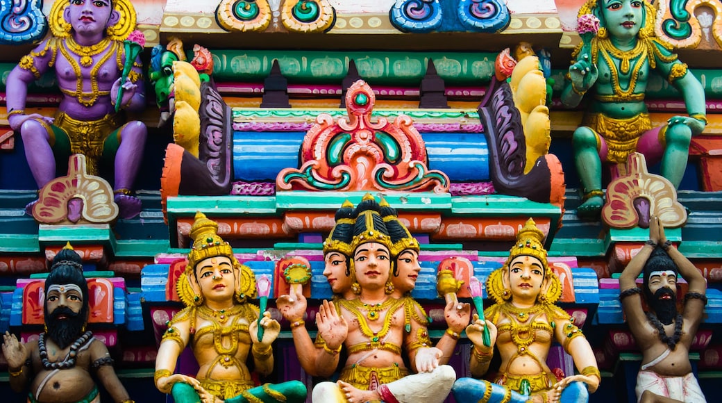 Un temple aux couleurs vives, orné de nombreuses statues de divinités.