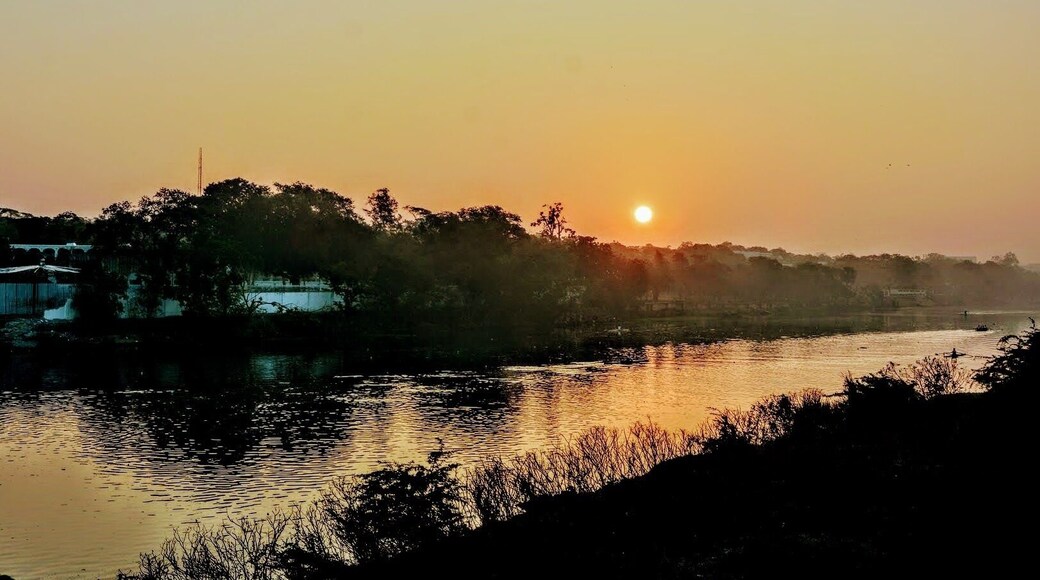 Sunrise over the Adyar river taken from the Kotturpuram bridge. The Adyar is one of the 2 main rivers flowing through the southern Indian city of Chennai. #Golden