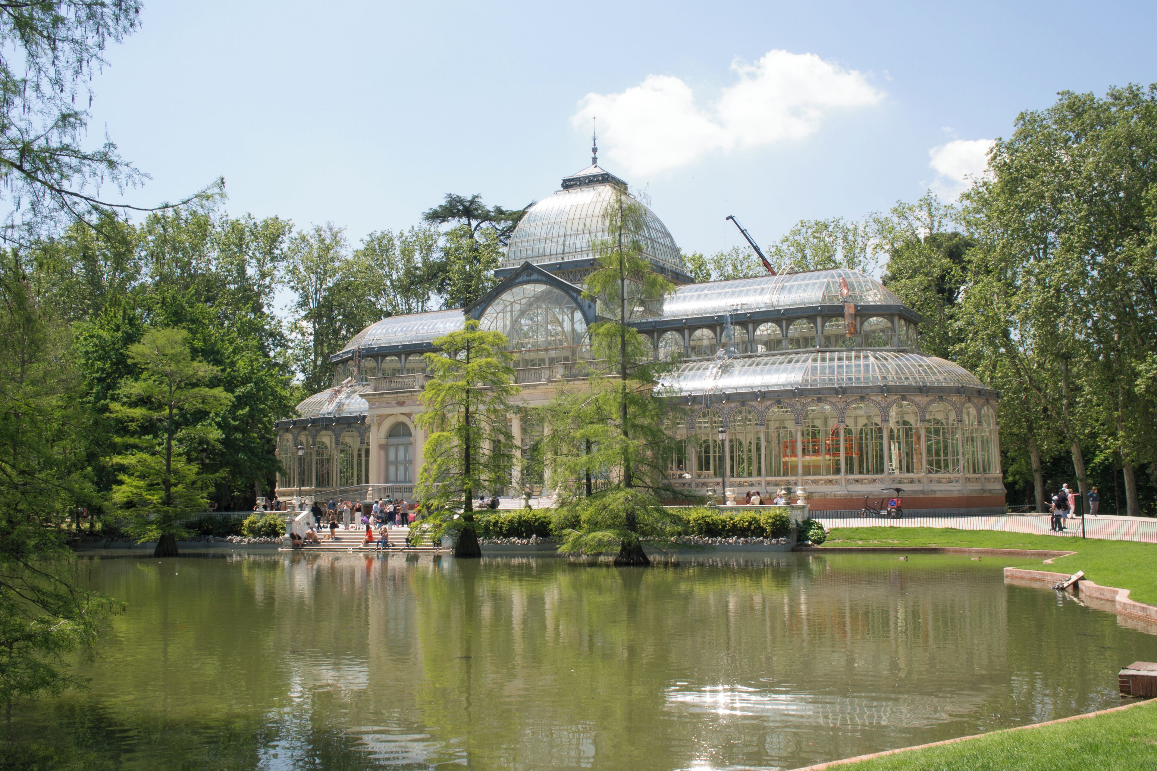 The Crystal Palace in the Retiro Park is an open exhibition place, and the building itself is like a piece of art. There is a pond in front of the palace that has a large community of turtles to admire.