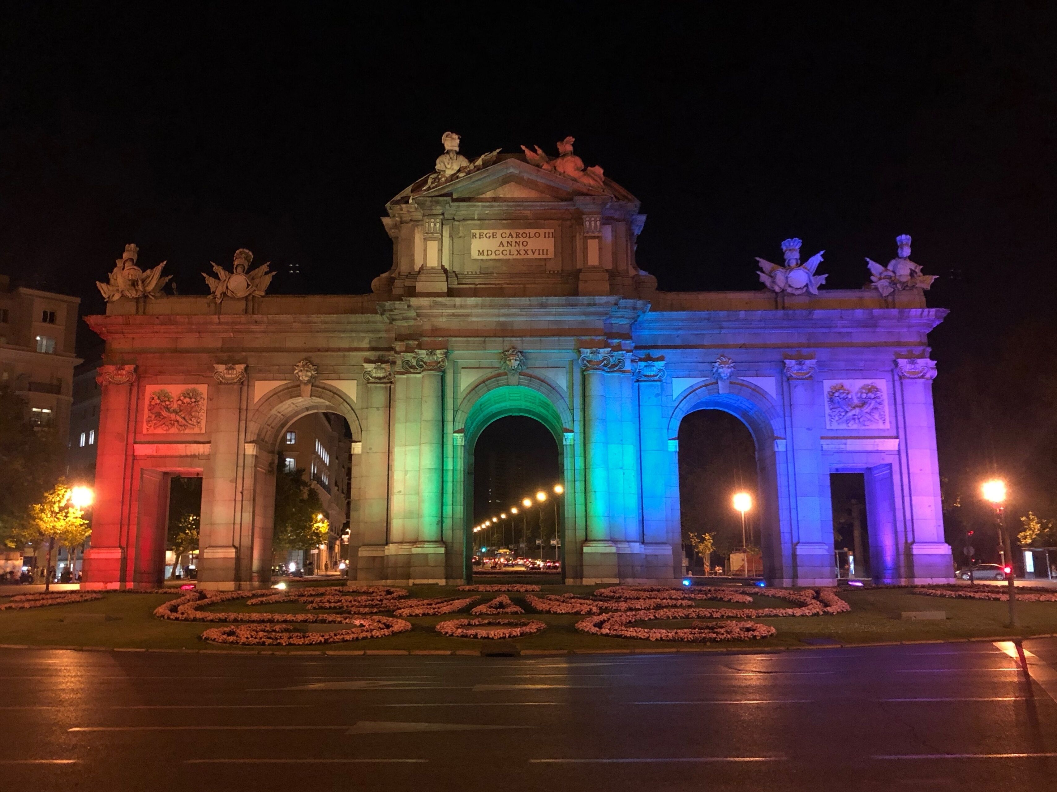 The Puerta de Toledo gate was built to commemorate the arrival in Madrid of Fernando VII, 'the Desired One'. It appears that the project for the gate was carried out under the reign of José Bonaparte, although the return of Fernando VII to the throne put it on halt; its construction was later entrusted to Antonio López Aguado. López Aguado used granite and stone from Colmenar to build a gate in Neo-Roman style and it was completed in 1827. With three arches, two lateral square arches and one central semi-circular arch, the Puerta de Toledo gate has openings flanked by half-columns with Ionic capitals in the central arch and Ionic pilasters in the others. On the side facing the Manzanares River, a group of sculptures made by Valeriano Salvatierra and Ramón Barba was installed above the central arch. These sculptures represent the power of the Spanish monarchy on both hemispheres. Also on this side, in the upper part of the other two arches, several military trophies were placed. Finally, on the opposite side of the monument, two angels support the emblem of the City of Madrid.