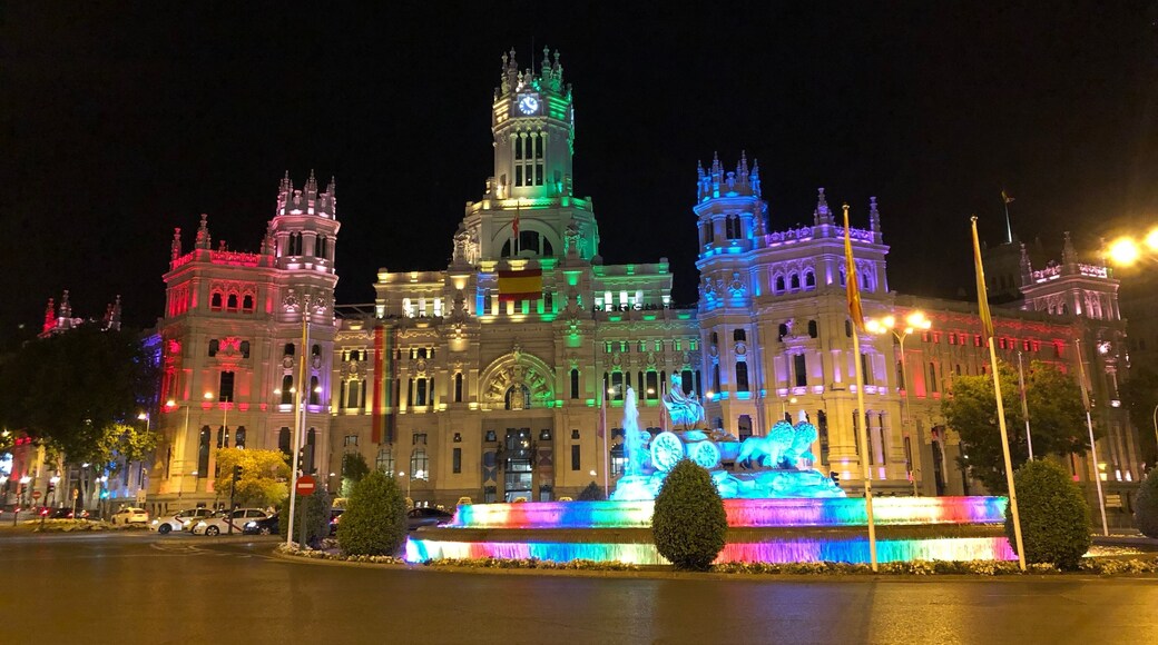 The current City Hall of Madrid is the Communications Palace or "Palacio de las Comunicaciones". It is a magnificent building situated along the south side of the Cibeles Square. In 2007 the building was transformed into the new home of Madrid's city council.
Even though Madrid's city hall looks like a high-gothic cathedral, it was originally built in the early 20th century as the main office of the Spanish postal service, hence its name Communications Palace. It continued to serve that purpose for about a century until November 2007 when it took over the function of city hall from the much less impressive "Casa de la Villa" at the Plaza de la Villa Square.