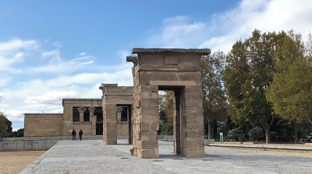 Egyptian Temple
(May have to wait 1+ hours in line)