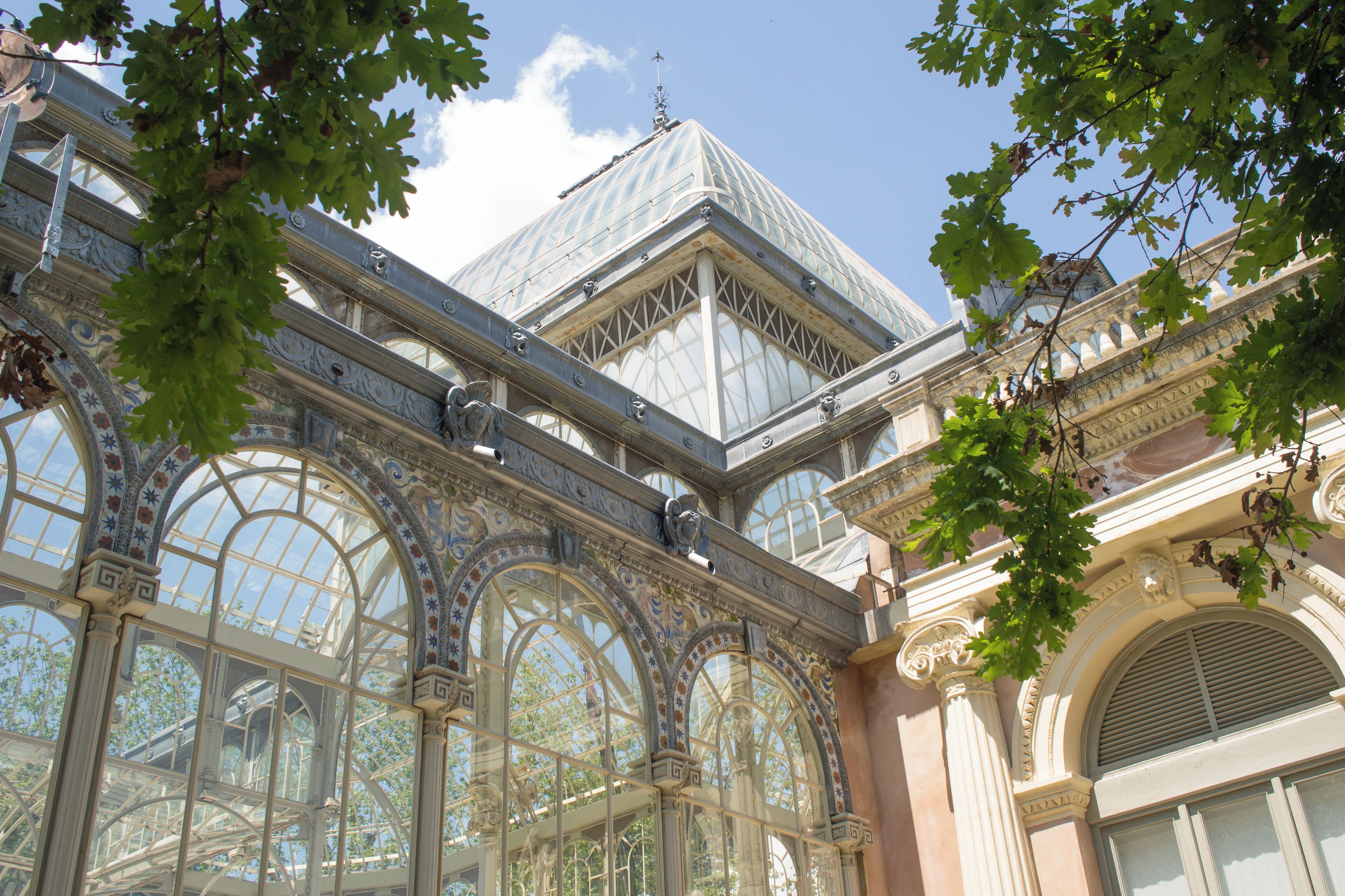 The Crystal Palace in the Retiro Park is an open exhibition place, and the building itself is like a piece of art. There is a pond in front of the palace that has a large community of turtles to admire.