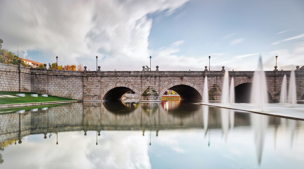 After a day if just walking around the city I found a staircase that would take me to a great spot to take a picture... The clouds were moving in and the rain was starting to fall, as expected with rock stairs a heavy camera case, a hurry and some rain... I didn't walk down those stairs, I rolled... After standing up and checking my camera I set the tripod and started shooting before the rain became too much.
#3leggedthing #formatthitech #madrid #canonmexicana
