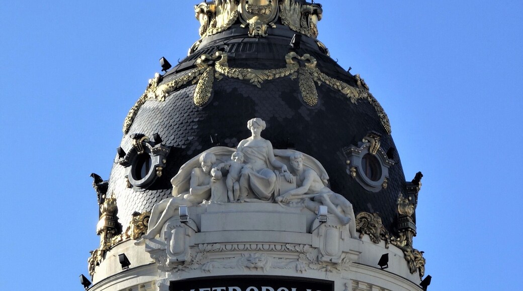 The striking dome of the "Edificio Metrópolis" (1911), an office building at the intersection of the Calle de Alcalá and the Gran Vía. The building was designed by Jules and Raymond Février in the French "Beaux-Arts" style.
Buildings in the "Beaux-Arts" style are usually symmetrical pompous buildings in natural stone. Columns, cornices, pediments, mascarons, pilasters, balustrades and monumental classical sculptures are incorporated in the façades. #Madrid #Architecture