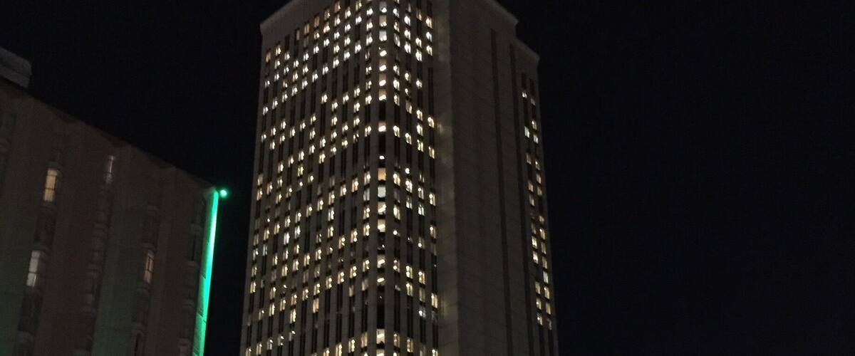 Torre Picasso (❤️) was until 2007 the tallest building in Madrid and until 2002 the tallest building in Spain! 
(That’s where the Google offices are 🤫)
#skyscraper #building #lights #LightsAtNight #LifeAtExpedia