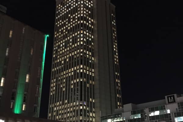 Torre Picasso (â€ïž) was until 2007 the tallest building in Madrid and until 2002 the tallest building in Spain!
(Thatâs where the Google offices are đ€«)
#skyscraper #building #lights #LightsAtNight #LifeAtExpedia