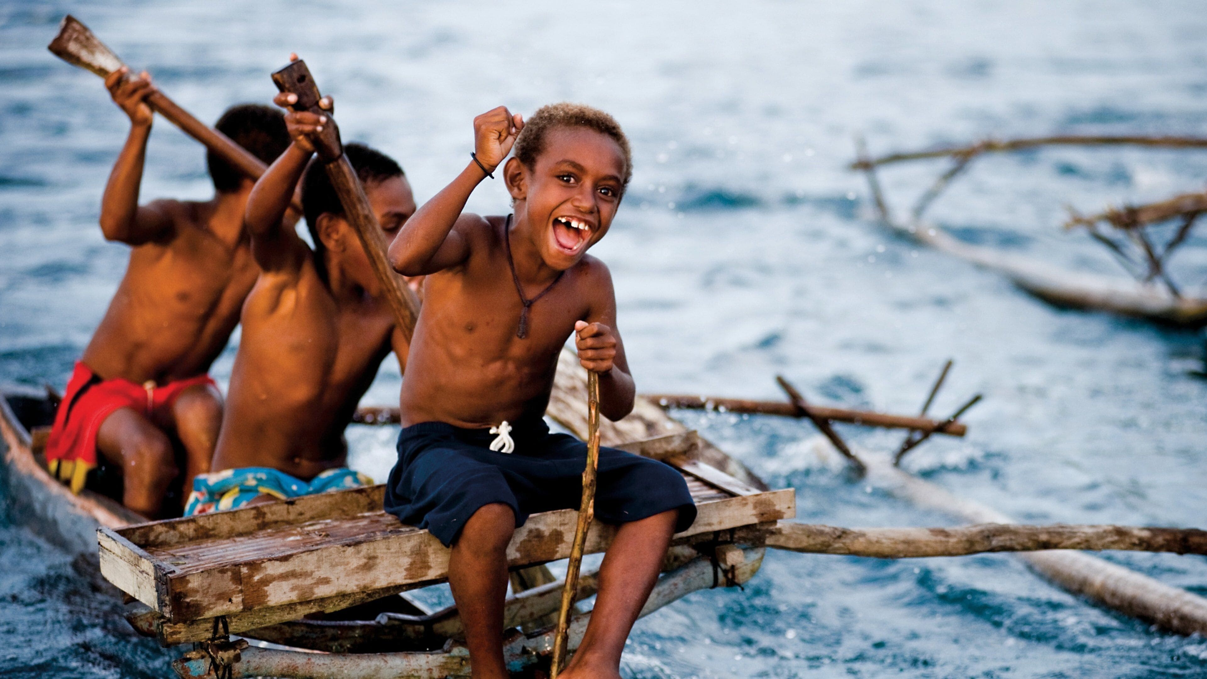 Madang montrant kayak ou canoë aussi bien que enfants