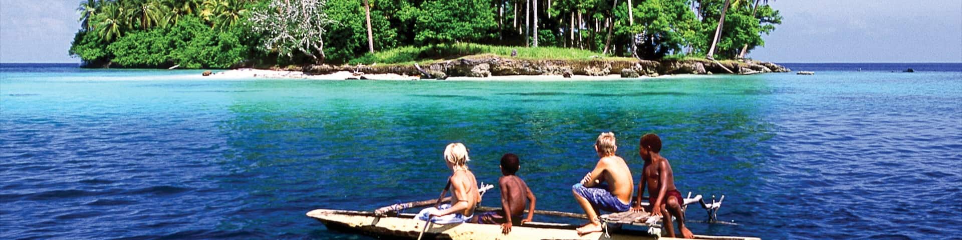 Madang que incluye escenas tropicales, vista a una isla y vista general a la costa