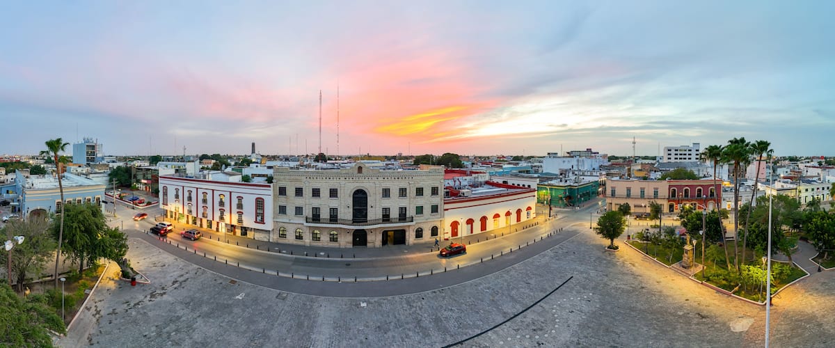 A cityscape with a prominent building labeled 'Presidencia Municipal Matamoros' during sunset.