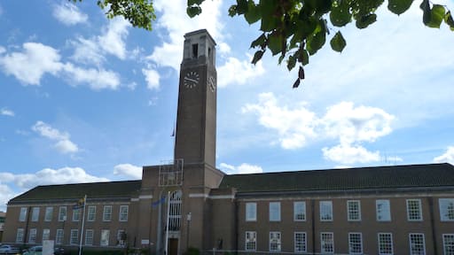 The 1937 building is of neo-classical style. Its most impressive feature is the clock tower, which is nearly 38m high and is 1.7m2 at its base. The clock face on each side of the tower is 2.7m in diameter. The digits of the clock are plain rectangular blocks of bronze, measuring 35x10cm and were covered in gold leaf.