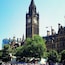 La tour de l’horloge de Big Ben, une foule nombreuse et les bâtiments historiques environnants.