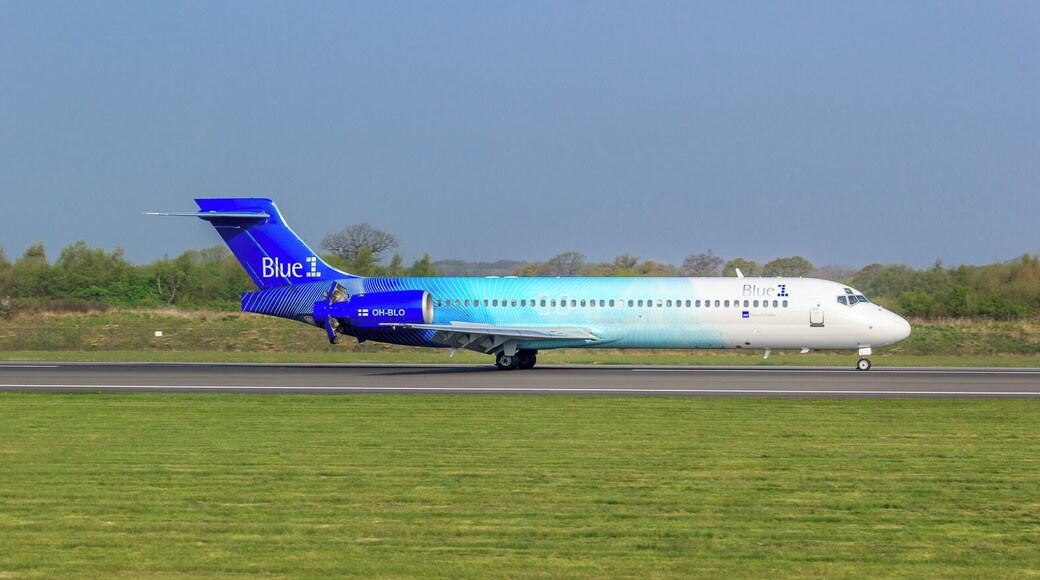 A Blue1 Boeing 717-23S aircraft (OH-BLO) with thrust reversers deployed at Manchester Airport on 21 April 2014.