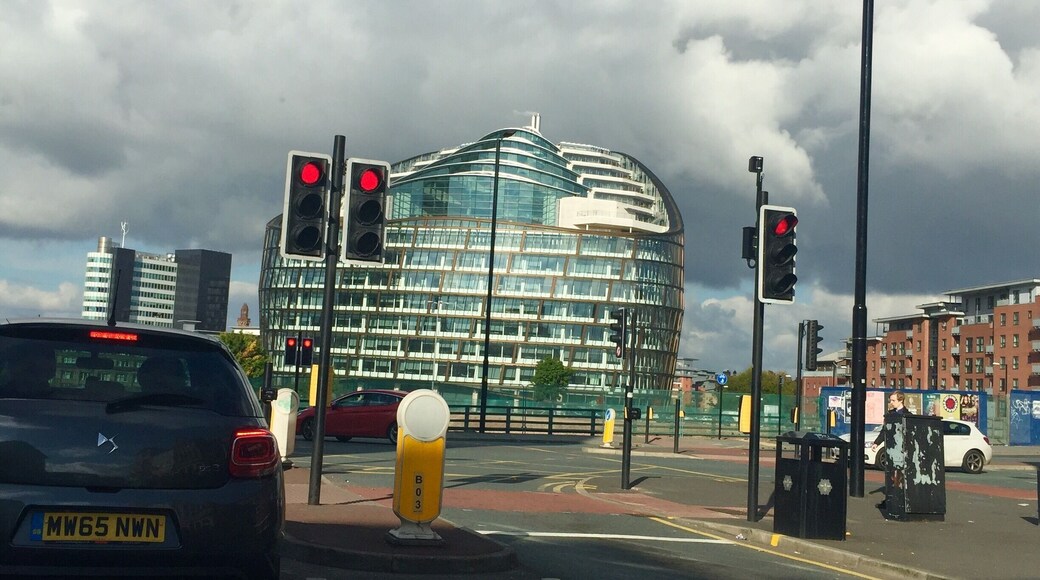 One Angel Square is one of the most sustainable large buildings in Europe and is built to a BREEAM 'Outstanding' rating.It is powered by a biodiesel cogeneration plant using rapeseed oil to provide electricity and heat.The structure makes use of natural resources, maximising passive solar gain for heat and using natural ventilation through its double-skin facade, adiabatic cooling, rainwater harvesting, greywater recycling and waste heat recycling