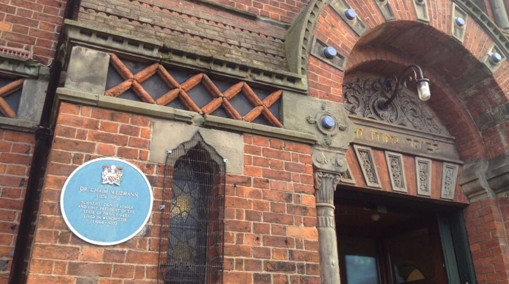 Manchester Jewish Museum. The plaque records Chaim Weizmann, first President of Israel, who was a resident of Manchester and a lecturer at the University.