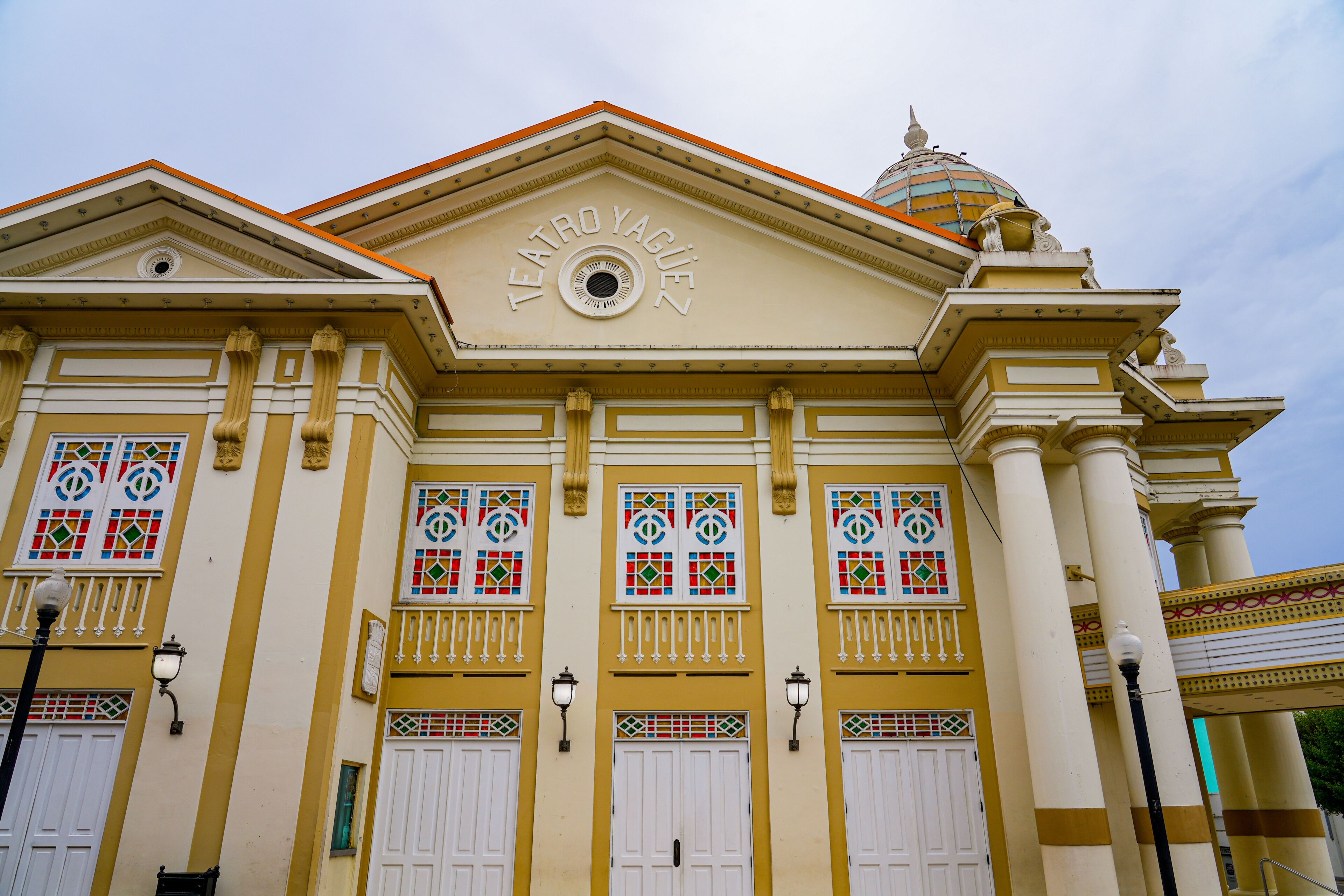 A building with ornate columns, a dome, and the inscription 'TEATRO YAGIJEZ.'
