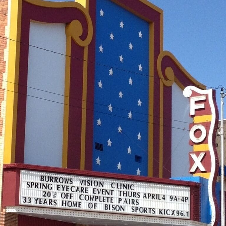 Un cartel de cine con un letrero grande que dice 'FOX'.