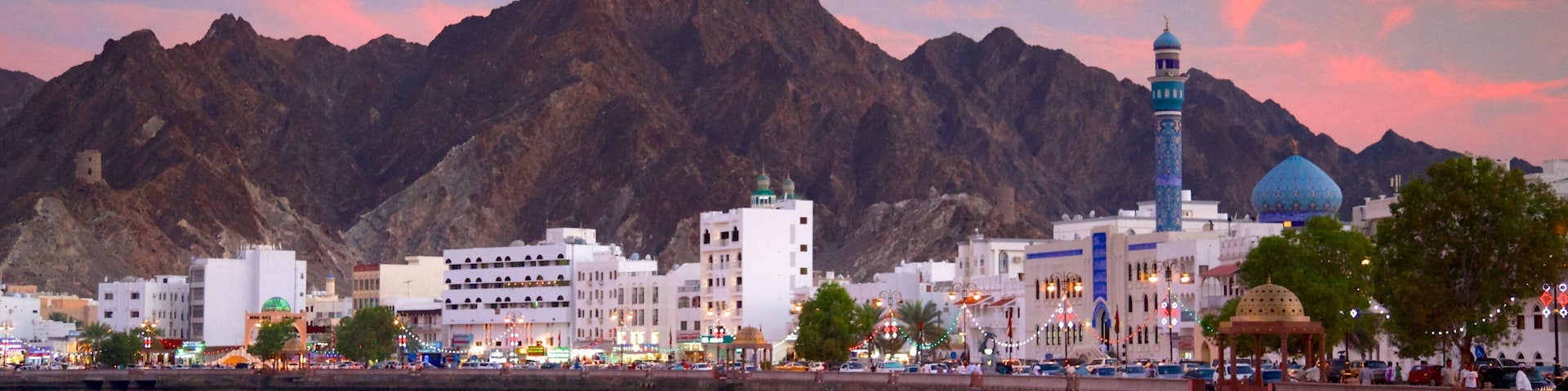 Mascate mostrando um pôr do sol e paisagens litorâneas