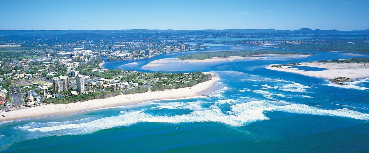 Maroochydore mit einem Inselbilder, Strand und Küstenort