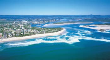 Maroochydore caracterizando uma praia de areia, uma cidade litorânea e paisagens da ilha