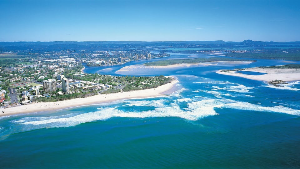 Maroochydore which includes a coastal town, general coastal views and tropical scenes