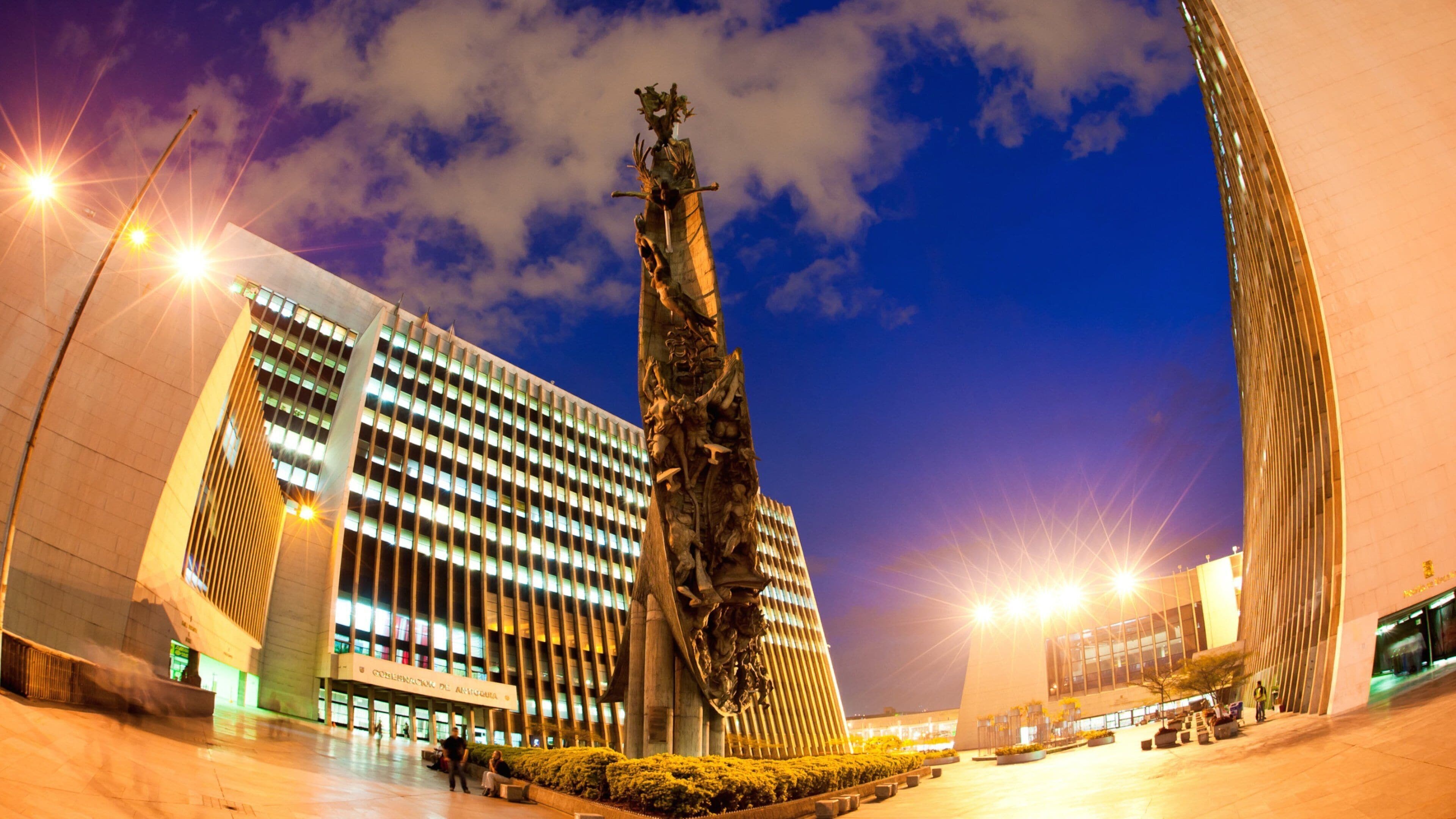 Medellín que incluye arte al aire libre, una plaza y escenas nocturnas