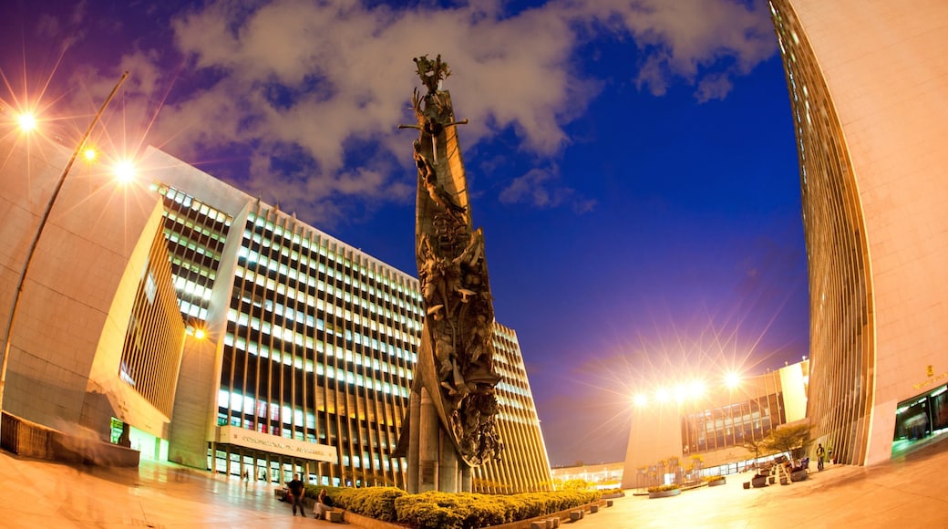 Medellín que incluye arte al aire libre, una plaza y escenas nocturnas