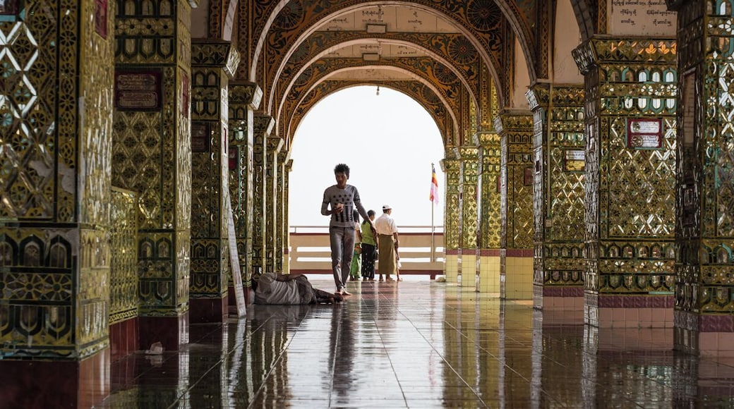 The temple on the top of Mandalay hill offers a beautiful view of the surrounding countryside. Getting to the top it's a real work out: there are 1700 steps that take you 240 meters high up on the hill. You really don't need a gym session after that!
Along the way you will find many places to stop by to admire the buddha's statues and the beautiful architectures.