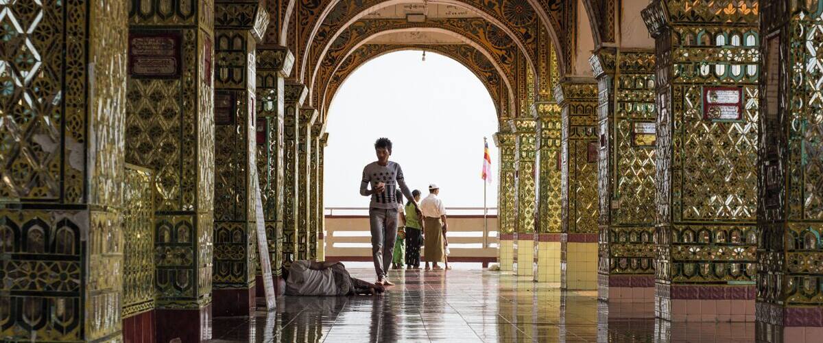 The temple on the top of Mandalay hill offers a beautiful view of the surrounding countryside. Getting to the top it's a real work out: there are 1700 steps that take you 240 meters high up on the hill. You really don't need a gym session after that!
Along the way you will find many places to stop by to admire the buddha's statues and the beautiful architectures.