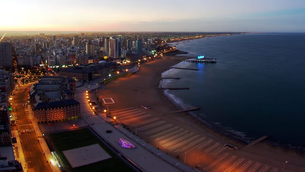 Mar del Plata das einen Sonnenuntergang, Stadt und allgemeine Küstenansicht