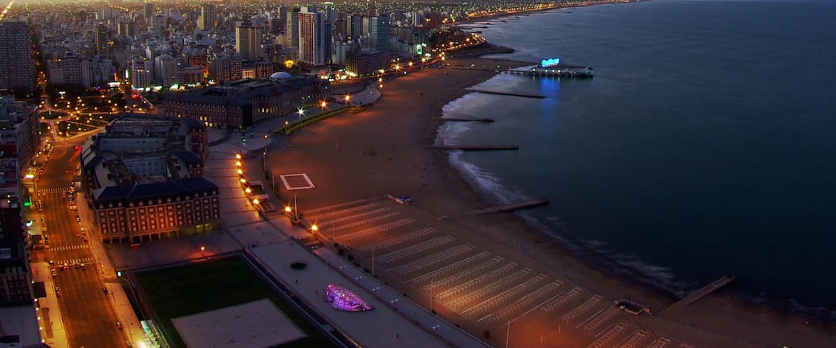 Mar del Plata ofreciendo un atardecer, vista general a la costa y una ciudad