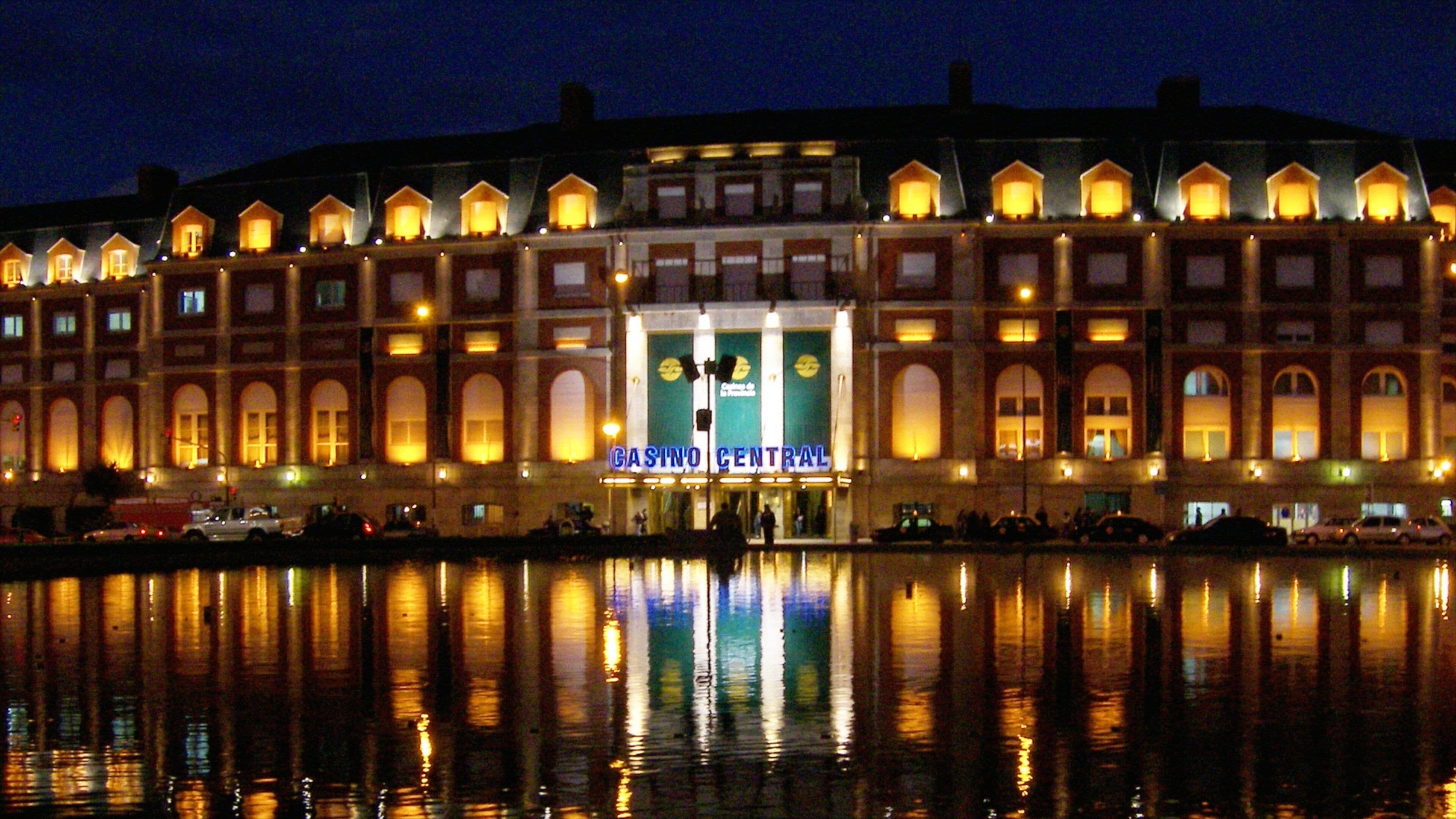 Mar del Plata ofreciendo un casino y escenas nocturnas