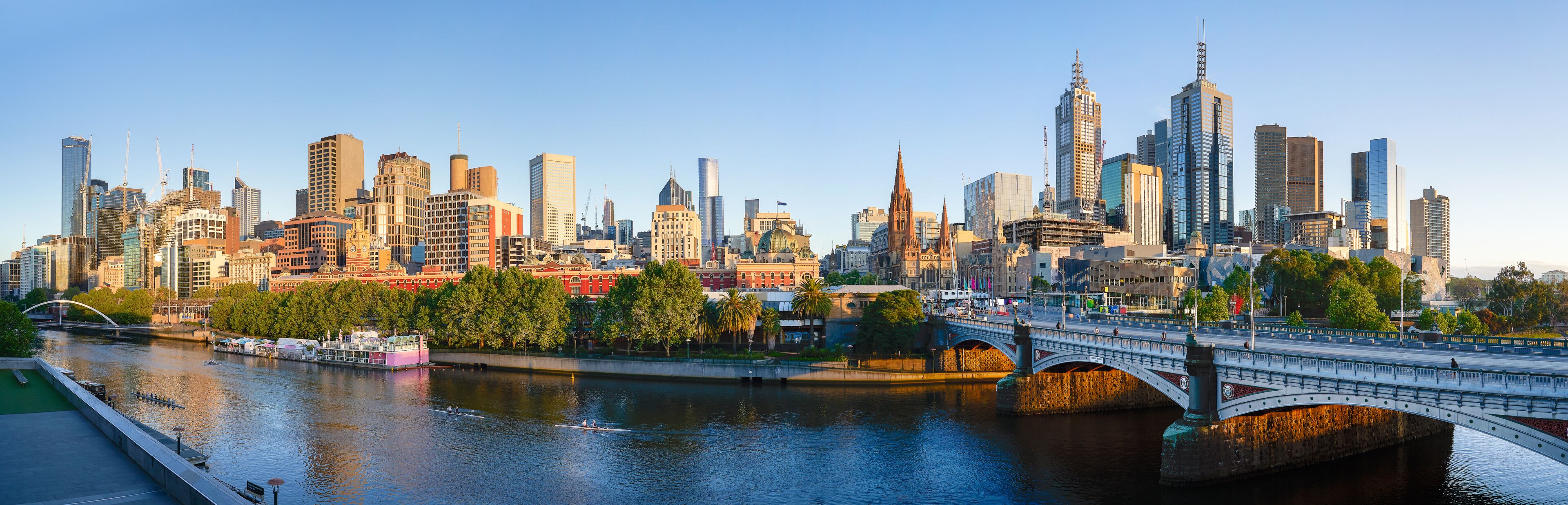Un horizonte urbano con un río, un puente y edificios históricos.