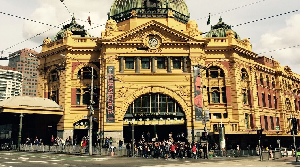 Such a gorgeous old building. Love this train station #melbourne #domelbourne #hometime #flinderstreet
