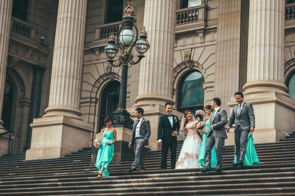 Visited the Parliament House for a tour and chanced upon a wedding entourage on the steps taking a photoshoot. I couldn't help but snapped a shot myself!
Public tours of Parliament are conducted at 9.30 am, 10.30 am, 11.30 am, 1.00 pm (Express Tour), 1.30 pm, 2.30 pm , 3.30 pm and 4.00 pm (Express Tour) on weekdays (excluding public holidays) when Parliament is not sitting.