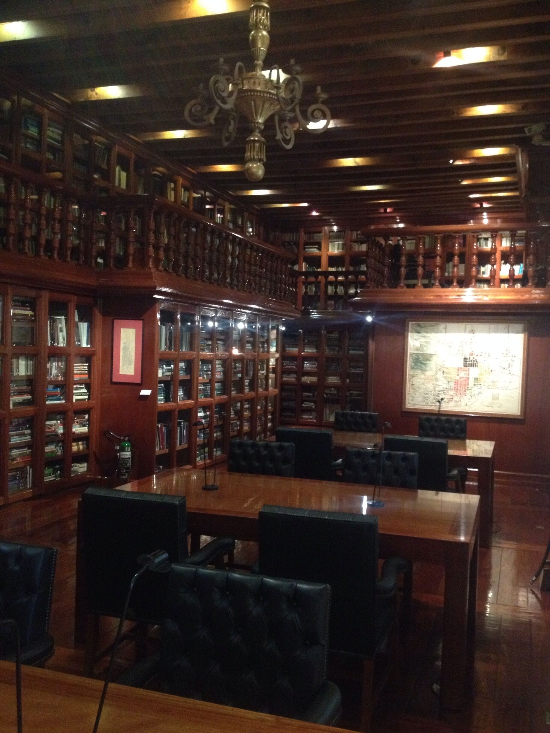 Biblioteca / Library
Rogerio Casas - Alatriste H. Preserves a major collection of the novel “The Ingenious Hidalgo Don Quixote". Of the more than 800 editions in 18 languages currently in the acquis, 739 in 13 languages are preserved in here. 
#localgem #troveon #library #architecture