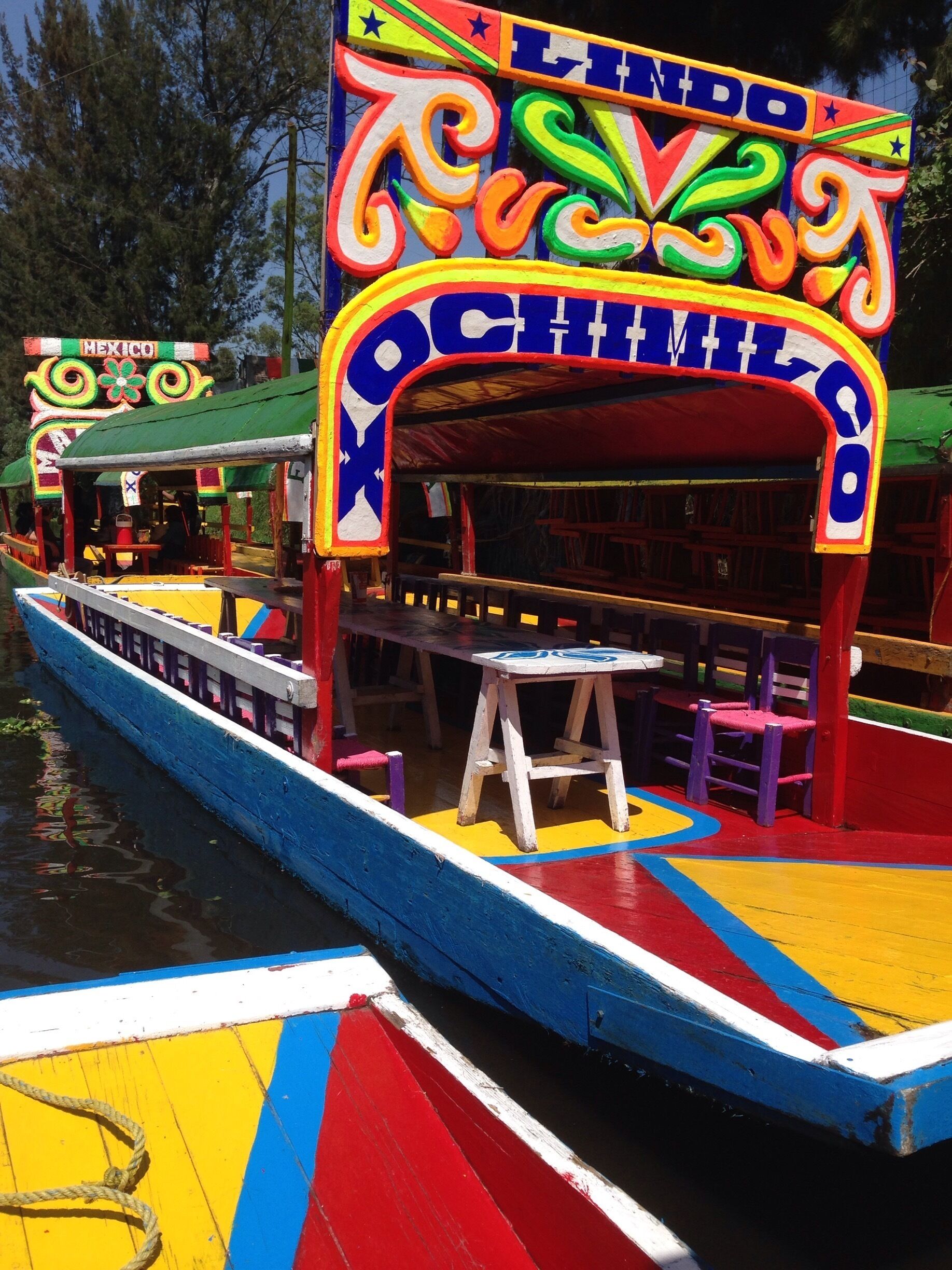 Un bote colorido con la leyenda 'LINDO' y 'MEXICO'.