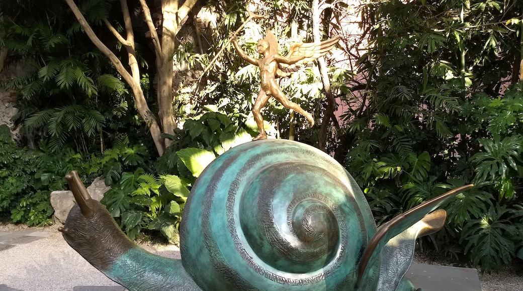 El espacio cultural da paso a interesantes exposiciones temporales como esta de Dalí.