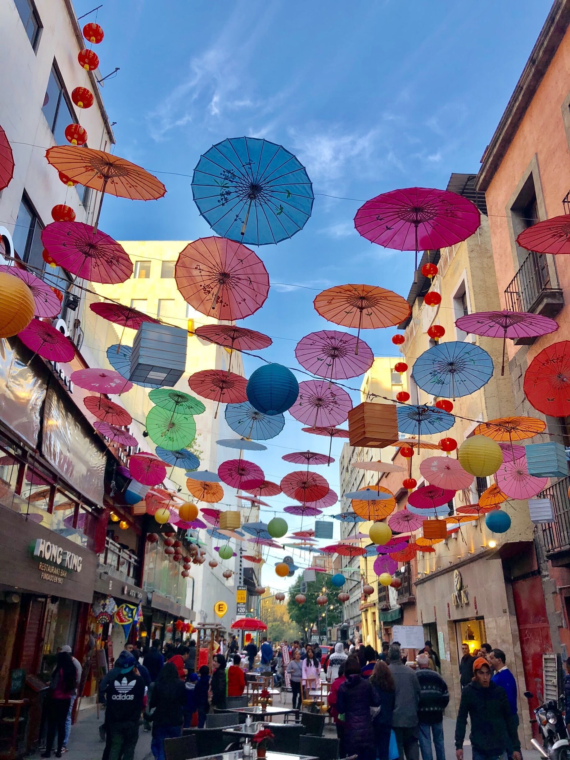  Zocalo district in Ciudad de Mexico, is major attraction for tourists around the world. With over 150 museums Mexico City remains second largest on the chart for number of historic museums, London being the first. In less than 3 hours of direct service from LAX, it is a great weekend getaway. We stayed in city center and enjoyed the city vibes. There is a wide choice of  street food and the vendors keep changing during the day. Fresh corn on the cob was ridiculously sweet and to die for🇲🇽🌽
