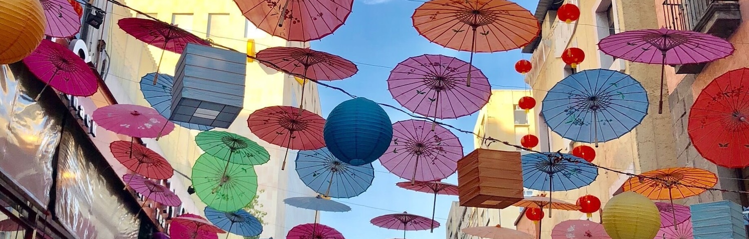 Zocalo district in Ciudad de Mexico, is major attraction for tourists around the world. With over 150 museums Mexico City remains second largest on the chart for number of historic museums, London being the first. In less than 3 hours of direct service from LAX, it is a great weekend getaway. We stayed in city center and enjoyed the city vibes. There is a wide choice of street food and the vendors keep changing during the day. Fresh corn on the cob was ridiculously sweet and to die for🇲🇽🌽