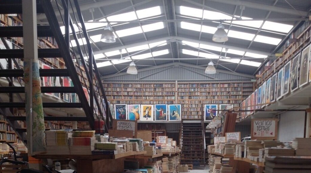 Never went to this library even though i used to cross in front of it every day. You can find old books or even sell.
Is nice :)
#indoors