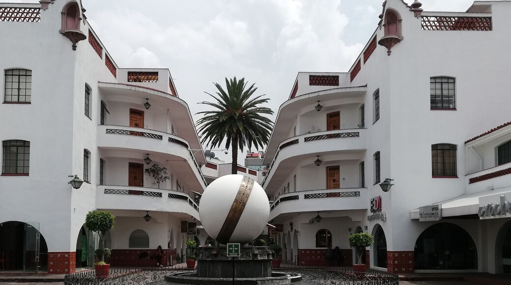 Es un lugar con tiendas y restaurantes