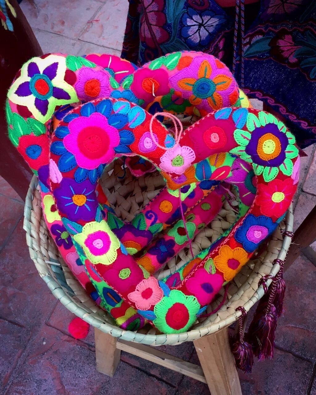 Hearts always represent love and this is exactly what mixtecas natives create with their hands and every crafts they do is made with passion and love for our Mexico #LikeALocal! #lifeatexpedia #visitmexico #lovemexico #Culture