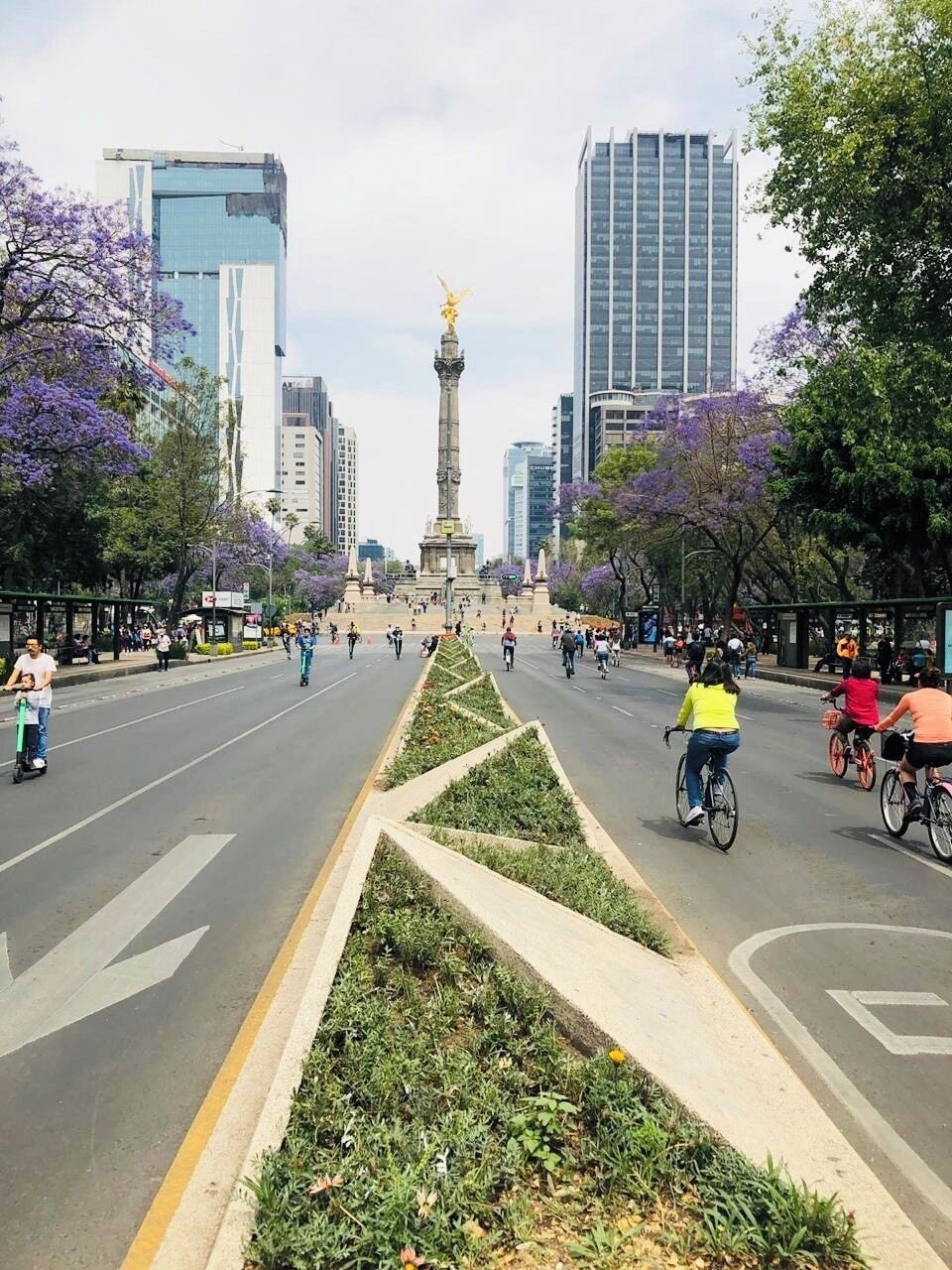 #OnTheRoad #lifeatexpedia #LoveOurMarkets #latam #lovemymexico #Culture 

Sunday in my beautiful city enjoying weekend, people riding bicycles and with the view of The Angel of Independence.