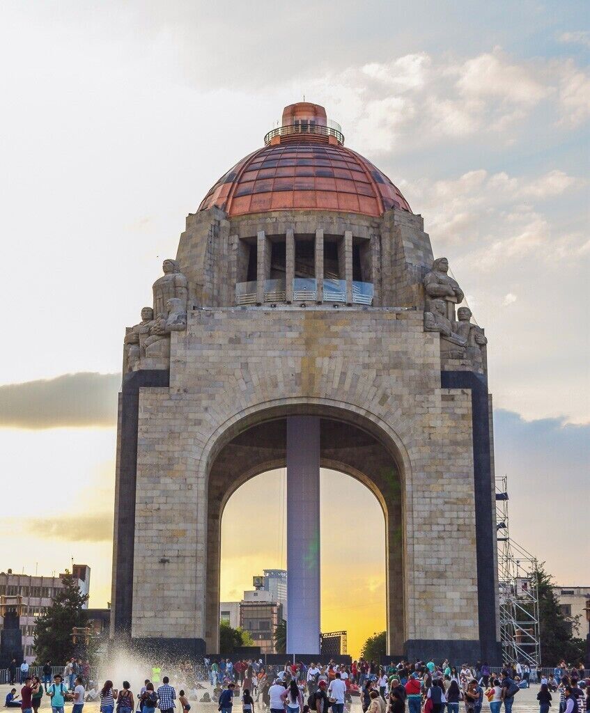 On the weekends, the Revolution Monument has so much going on. There are concerts here, people practicing their dance moves, vendors selling ice cream, and kids running through fountains. It's also a pretty spectacular place to watch the sunset. #troveon