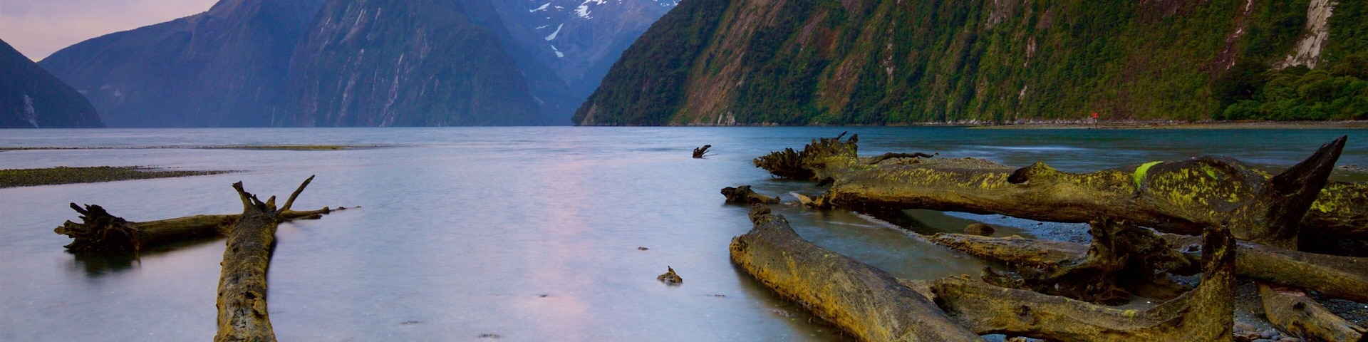Milford Sound caracterizando cenas tranquilas, um pôr do sol e paisagem