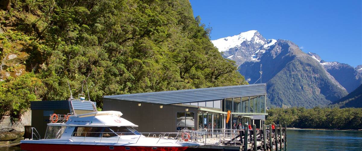 Milford Sound ofreciendo botes, bosques y montañas