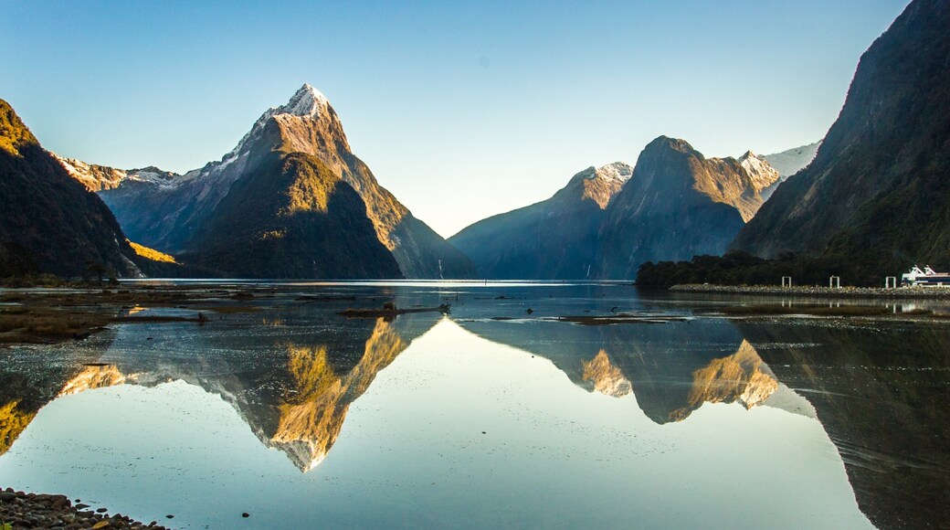 Milford Sound que incluye un río o arroyo y montañas