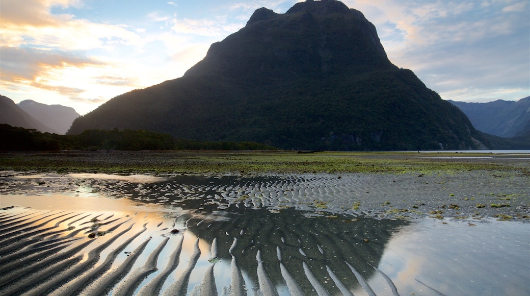 Milford Sound som viser solnedgang, innsjø og fjell