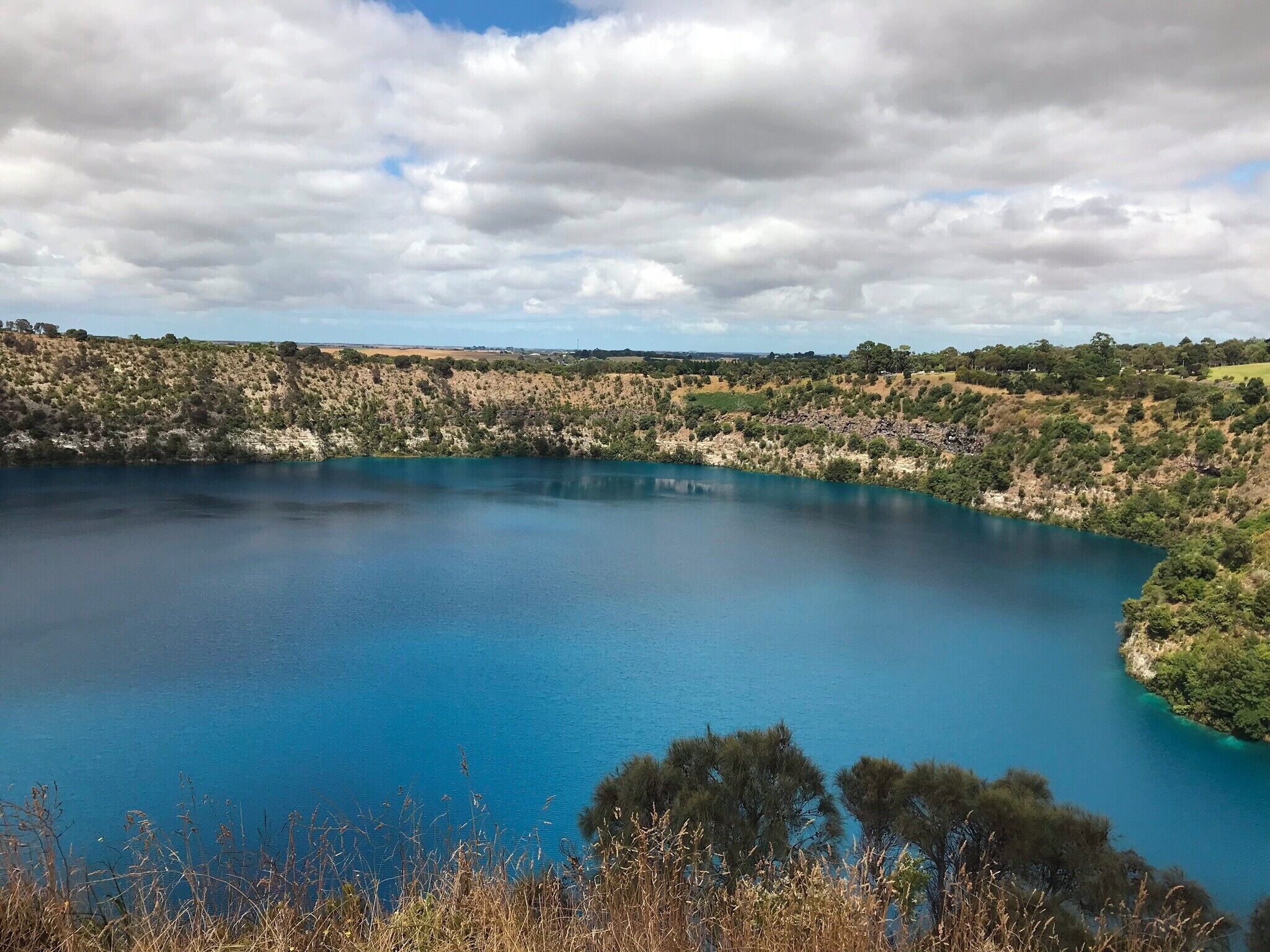 Mount Gambier is a great place for a pit stop when driving to Adelaide. The Blue Lake is a crater lake that is vibrant blue in color because of all the minerals in the limestone below. #SMDdoesOZ #Australia